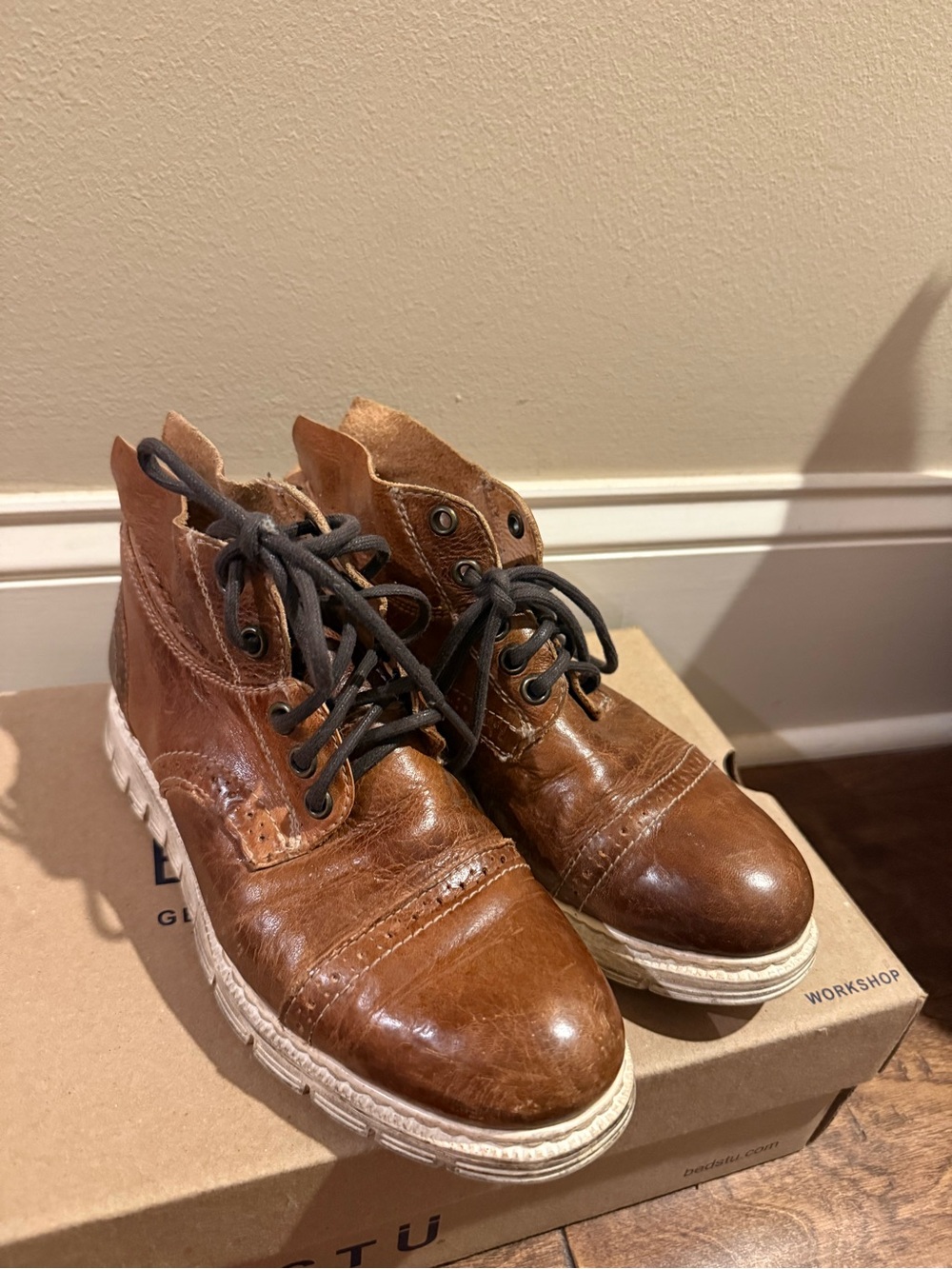 Women’s 6.5 lace up bed Stu boots